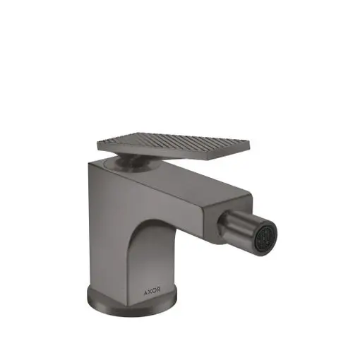 Ein Citterio Bidetmischer von AXOR mit einem Hebelgriff und einer Zugstangen-Ablaufgarnitur in Brushed Black Chrome. Die Oberfläche weist ein Rautenschliff-Design auf.